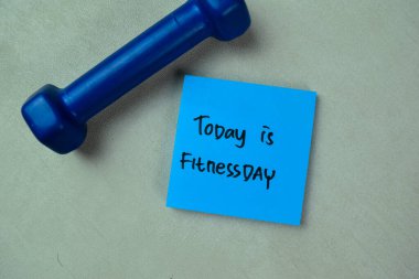 Bugünün kavramı, Tahta Masa 'da izole edilmiş yapışkan notlar üzerine Fitnessday yazısıdır..