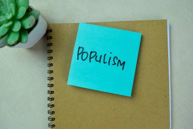 Popülizm kavramı, Tahta Masa 'da izole edilmiş yapışkan notlara yazılır.