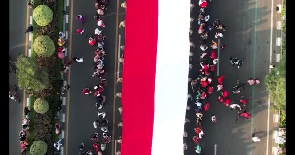 Flygfoto Över Den Indonesiska Långa Flaggan Merah Putih Indonesiens Självständighetsdag — Stockvideo