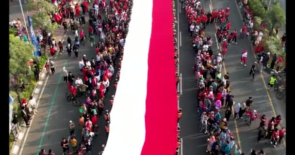 Flygfoto Över Den Indonesiska Långa Flaggan Merah Putih Indonesiens Självständighetsdag — Stockvideo