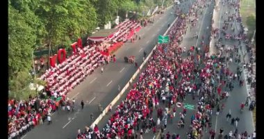 Ahmad Yani caddesi Bekasi iş bölgesi boyunca arabasız geçen büyük kalabalığın hava görüntüsü de arabaya katılıyor. Bekasi, Endonezya 13 Ekim 2023