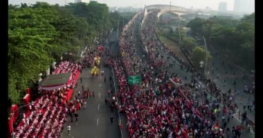 Ahmad Yani caddesi Bekasi iş bölgesi boyunca arabasız geçen büyük kalabalığın hava görüntüsü de arabaya katılıyor. Bekasi, Endonezya 13 Ekim 2023