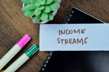 Gelir akışı kavramı, Tahta Masa 'da izole edilmiş yapışkan notlara yazılır.