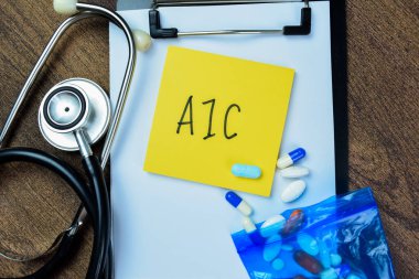 Yapışkan notlara A1C kavramı ve steteskop Tahta Masa 'da izole edilmiş..
