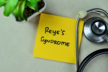 Reye Sendromu kavramı yapışkan notların üzerine yazılır ve steteskop tahta masa üzerinde izole edilir..