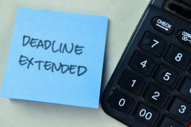 Tahta Tablo 'da izole edilmiş yapışkan notlar üzerine uzatılmış tarih kavramı.