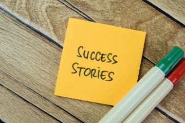 Başarı kavramı Hikayeleri, Tahta Masa 'da izole edilmiş yapışkan notlara yazılır.