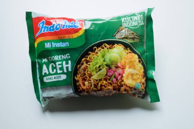 Indomie Mi Goreng Aceh izole beyaz arka planda. Bekasi, Endonezya, 18 Kasım 2023