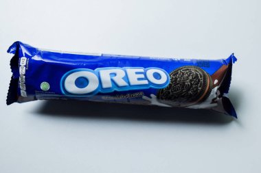 İzole bir arka planda Oreo Çikolatalı Kremalı Bisküvi. Bekasi, Endonezya, 18 Kasım 2023