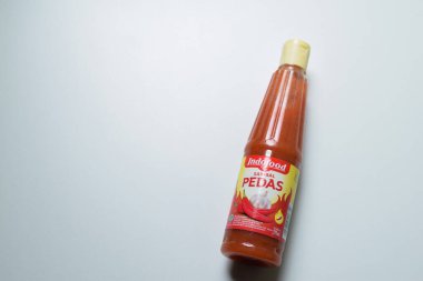 Beyaz arka planda bir şişe acı biber sosu, ekstra saus indofood peda. Bekasi, Endonezya, 18 Kasım 2023