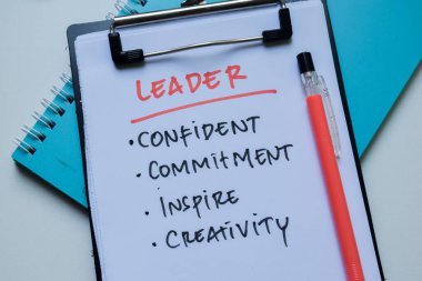 Lider kavramı kağıt üzerine yazılır ve anahtar kelime Tahta Masa 'da izole edilir.