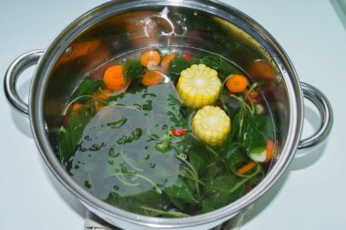 Sayur bükücü bayam, ıspanak temizleyici sebze. Endonezya yemeği ıspanak, mısırlı ıspanak çorbası