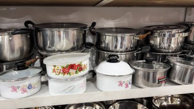 Popüler ev eşyaları mağazasının yemek pişirme bölümü. Bekasi, Endonezya, 24 Kasım 2023