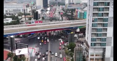 Arabalar, şehir trafiği, trafik sıkışıklığı, araba akışı. Bekasi, Endonezya 24 Kasım 2023