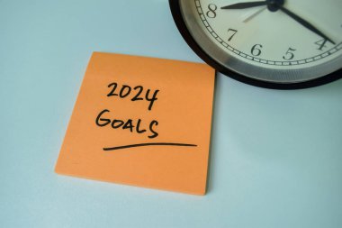 2024 Hedefleri kavramı Tahta Masa 'ya izole edilmiş yapışkan notlar üzerine yazılır.