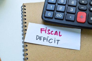 Hesap makinesi beyaz arkaplanda izole edilmiş olan yapışkan notlara Mali Açık kavramı.