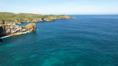 Kelingking Sahili 'nin havadan çekilmiş videosu, Nusa Penida Endonezya' nın en inanılmaz ziyaretlerinden biridir. Gezginlerin gözleri inanılmaz bir doğal manzaraya sahiptir. Bali, Endonezya, 4. Bölüm, 2023