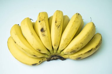 Kırpma yolu ile izole edilmiş muz sürüsü ve beyaz arkaplanda tam derinlik