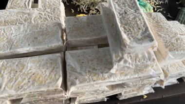 Taze tempeh yığıldı ve Endonezya 'da yerel bir pazarda satıldı