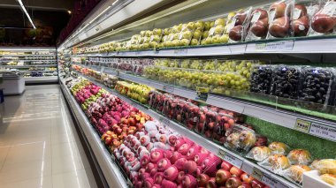 Meyveler ve sebzeler süpermarkette sergileniyor. Yiyecek deposu. Ananas, kavun, greyfurt, mandalina, portakal, limon. Bekasi, Endonezya 7 Aralık 2023