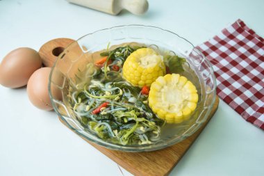 Sayur Bükme Bayam 'ın yakınında, ıspanak Temizleme Sebzesi. Ispanaklı Endonezya yemeği, mısırlı ıspanak çorbası ve chayote.