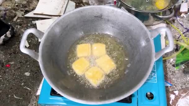 Prato Fried Tofu Tahu Goreng Comida Culinária Indonésia Tradicional — Vídeo de Stock