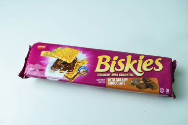 Beyaz arka planda bisküviler çıtır çıtır süt krakerleri. Bekasi, Endonezya, 14 Aralık 2023