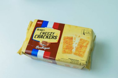 Beyaz arka planda bisküvili krakerler. Bekasi, Endonezya, 14 Aralık 2023