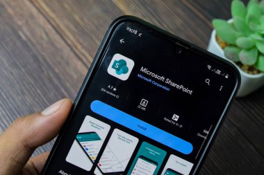 Microsoft SharePoint uygulaması Smartphone ekranında. Microsoft SharePoint, Microsoft tarafından geliştirilen ücretsiz bir web tarayıcısıdır. Bekasi, Endonezya, 18 Aralık 2023