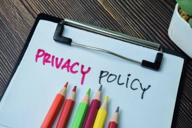 Gizlilik Politikası kavramı Tahta Masa 'da izole edilmiş evraklar üzerine yazıldı.