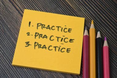 Pratik, Uygulama, Uygulama kavramı Tahta Masa 'da izole edilmiş yapışkan notlar üzerine yaz.