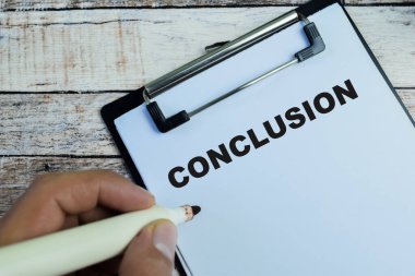 Tahta arka planda izole edilmiş kağıt üzerinde sonuç kavramı.