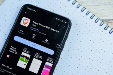 Smartphone ekranında Cesur Özel Web Tarayıcı uygulaması. Brave, Brave Software tarafından geliştirilen ücretsiz bir web tarayıcısıdır. Bekasi, Endonezya, 18 Aralık 2023