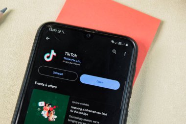 Tiktok uygulaması Smartphone ekranında. Tiktok, Tiktok Pte tarafından geliştirilen ücretsiz bir web tarayıcısıdır. Ltd. Bekasi, Endonezya, 25 Aralık 2023