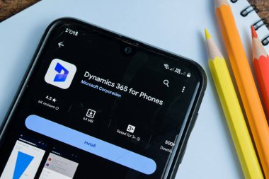 Smartphone ekranında telefon uygulaması için dinamik 365. Dynamics 365, Microsoft Corporation tarafından geliştirilen ücretsiz bir web tarayıcısıdır. Bekasi, Endonezya, 2 Ocak 2023