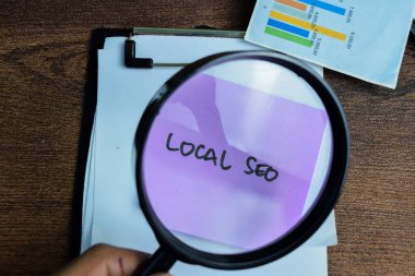 Yerel SEO kavramı, Tahta Masa 'ya izole edilmiş yapışkan notlar üzerine yazılır.