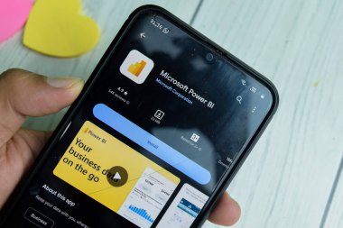Microsoft Power BI uygulaması Smartphone ekranında. Power BI, Microsoft Corporations, Inc. Bekasi, Endonezya, Januay 4, 2023 tarafından geliştirilen ücretsiz bir web tarayıcısıdır.
