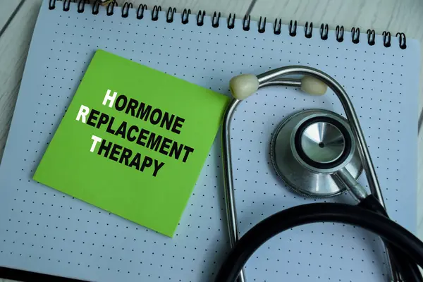 Begreppet Hrt Hormon Replacement Therapy Skriva Klibbiga Anteckningar Med Stetoskop — Stockfoto