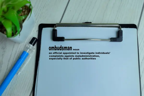 Begreppet Definition Ombudsman Skriva Papper Med Innebörd Isolerad Trä Bakgrund — Stockfoto