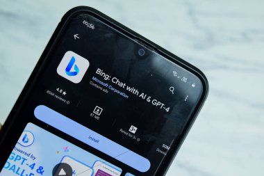 Smartphone ekranında yapay zeka uygulaması ile sohbet. Bing, Microsoft Corporation, Inc. Bekasi, Endonezya, 8 Ocak 2023 tarafından geliştirilen ücretsiz bir web tarayıcısıdır.