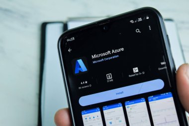 Smartphone ekranında Microsoft Azure uygulaması. Azure, Microsoft Corporation tarafından geliştirilen ücretsiz bir web tarayıcısıdır. Bekasi, Endonezya, 8 Ocak 2023
