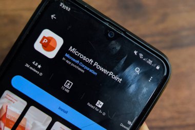 Microsoft PowerPoint uygulaması Smartphone ekranında. PowerPoint, Microsoft Corporation tarafından geliştirilen ücretsiz bir web tarayıcısıdır. Bekasi, Endonezya, 17 Ocak 2024