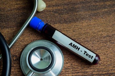 Tahta arka planda kan örneğiyle test edin. Sağlık hizmetleri ya da tıbbi konsept