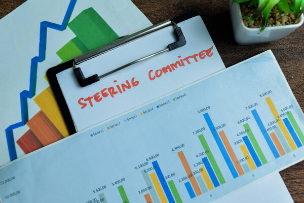 Концепция Координационного совета написать на бумажной работе изолированы на деревянном фоне.