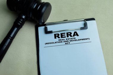 RERA kavramı - Gayrimenkul Düzenleme ve Geliştirme Yasası Tahta arka planda tokmağın izole edildiği kağıtlar üzerine yazıldı.