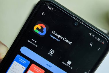 Smartphone ekranında Google Bulut uygulaması. Google Cloud, Google LLC tarafından geliştirilen ücretsiz bir web tarayıcısıdır. Bekasi, Endonezya, Ocak 22, 2024