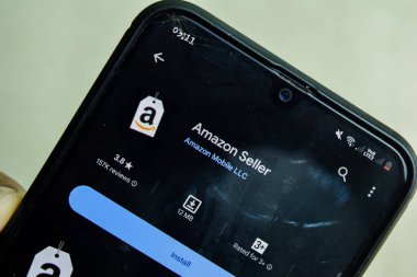 Akıllı Telefon ekranında Amazon Satıcısı uygulaması. Amazon Seller Amazon Mobil LLC tarafından geliştirilen ücretsiz bir web tarayıcısıdır. Bekasi, Endonezya, Ocak 22, 2024
