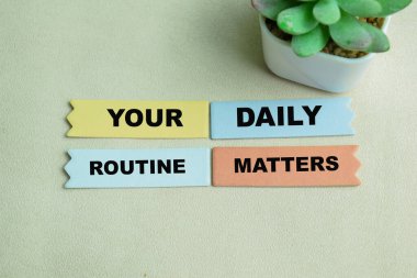 Günlük rutininizin kavramı Tahta Masa 'ya izole edilmiş yapışkan notlara yazılır.