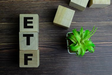 Tahta arka planda ETF sözcüğü olan tahta küplerin kavramı.