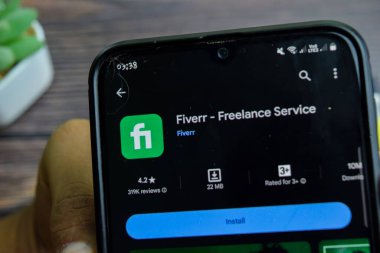 Fiverr - Smartphone ekranında serbest servis uygulaması. Fiverr, Fiverr tarafından geliştirilen ücretsiz bir web tarayıcısıdır. Bekasi, Endonezya, 24 Ocak 2024